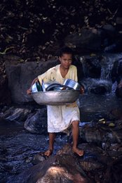 Archipel-des-Comores;-Bassine;-Enfant;-Fillette;-France;-Kaleidos;-Kaleidos-images;-La-parole-à-limage;-Laurent-Abad;-Mayotte;-Océan-Indien;-Portage;-Ruisseau;-Stories-Pictures;-Vie-quotidienne
